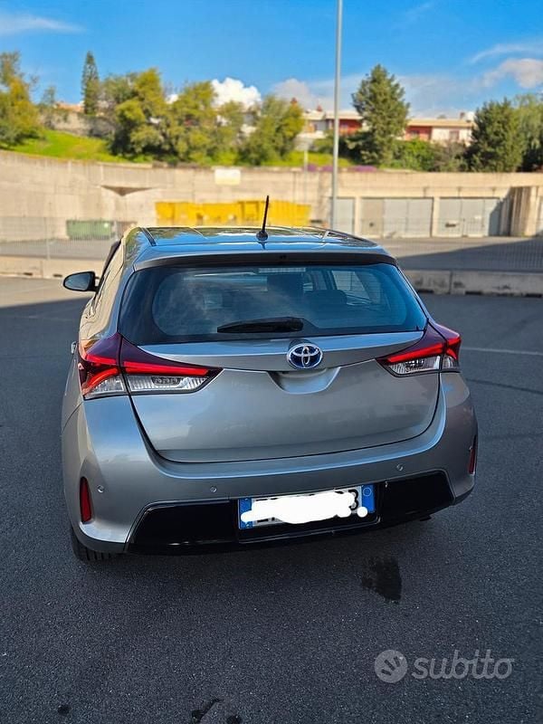 Usata Toyota Auris 90 CV (66 kW) 2013 Grigio Berlina