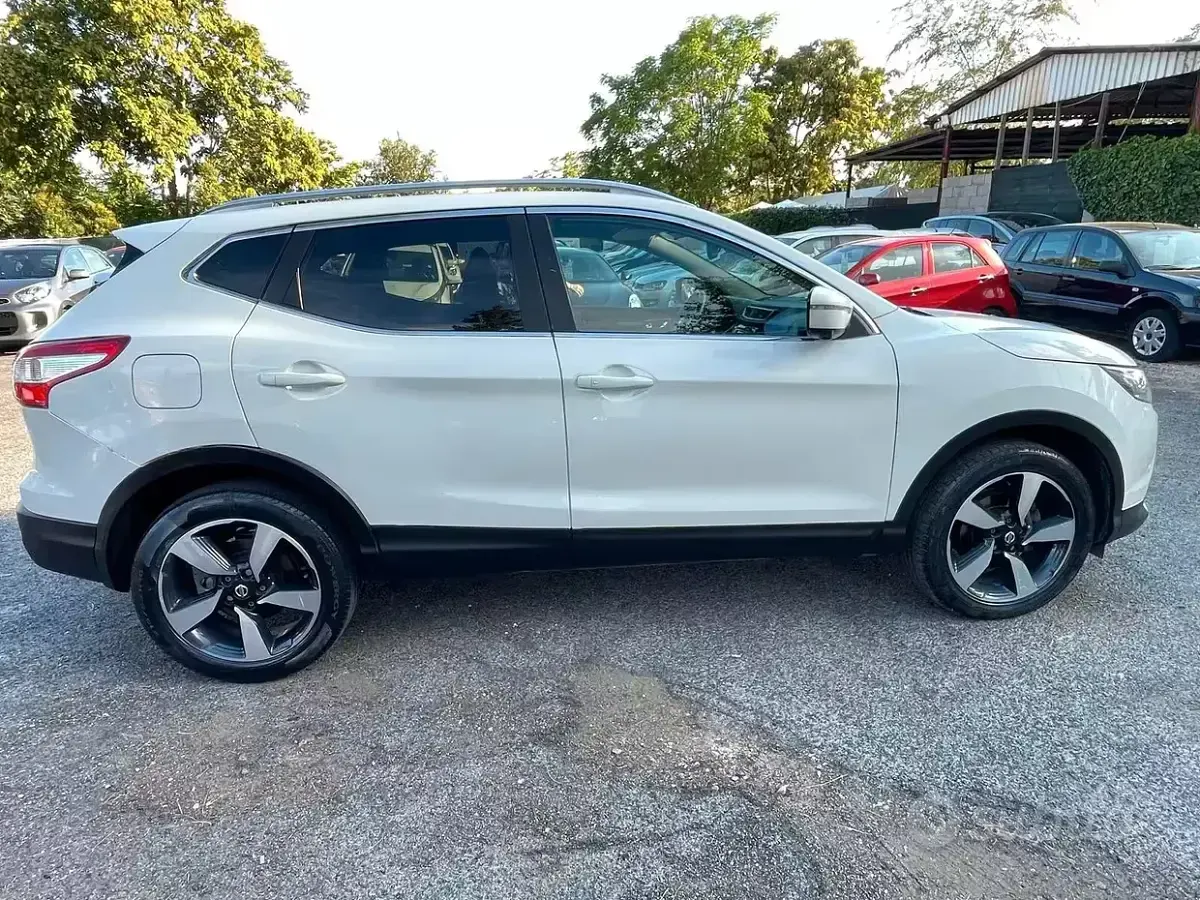 Usata Nissan Qashqai N-Connecta 131 CV (96 kW) 2016 Bianco SUV