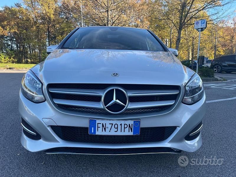 Usata Mercedes B180 109 CV (80 kW) 2018 Grigio Monovolume