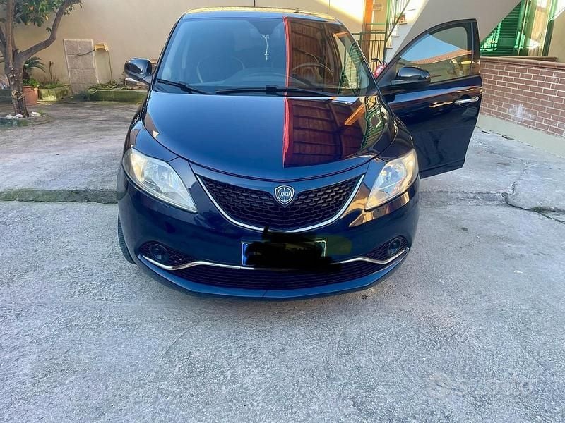 Usado Lancia Ypsilon 95 CV (69 kW) 2017 Azul Utilitario
