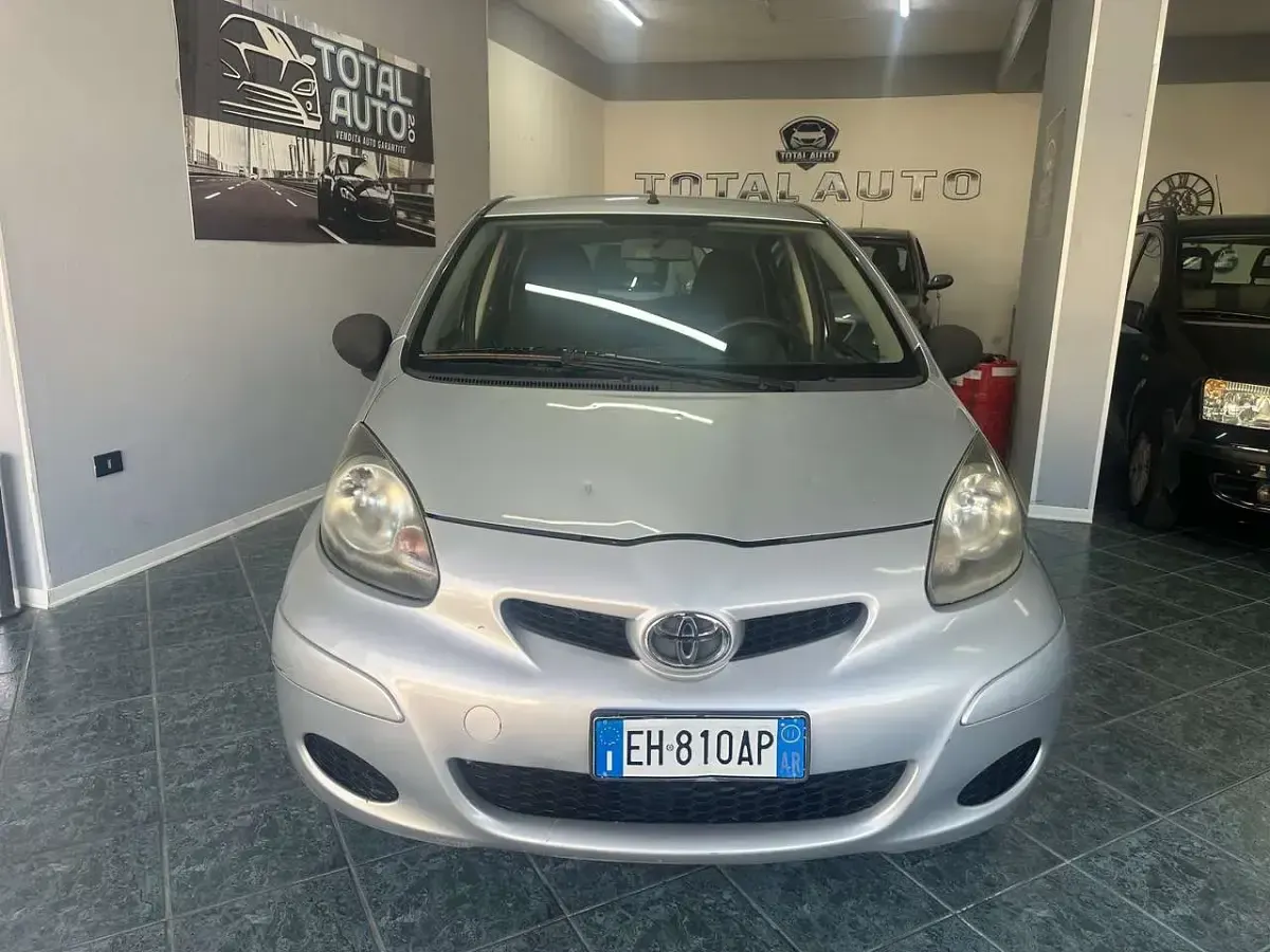 Usata Toyota Aygo Connect Style 68 CV (50 kW) 2011 Argento Utilitaria