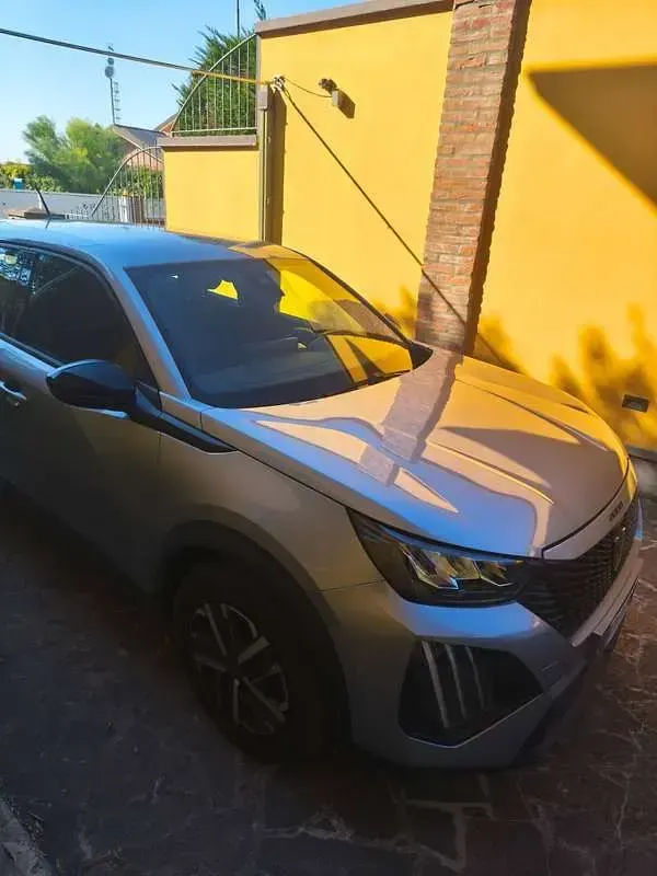 Usata Peugeot 2008 Active 102 CV (75 kW) 2024 Grigio SUV