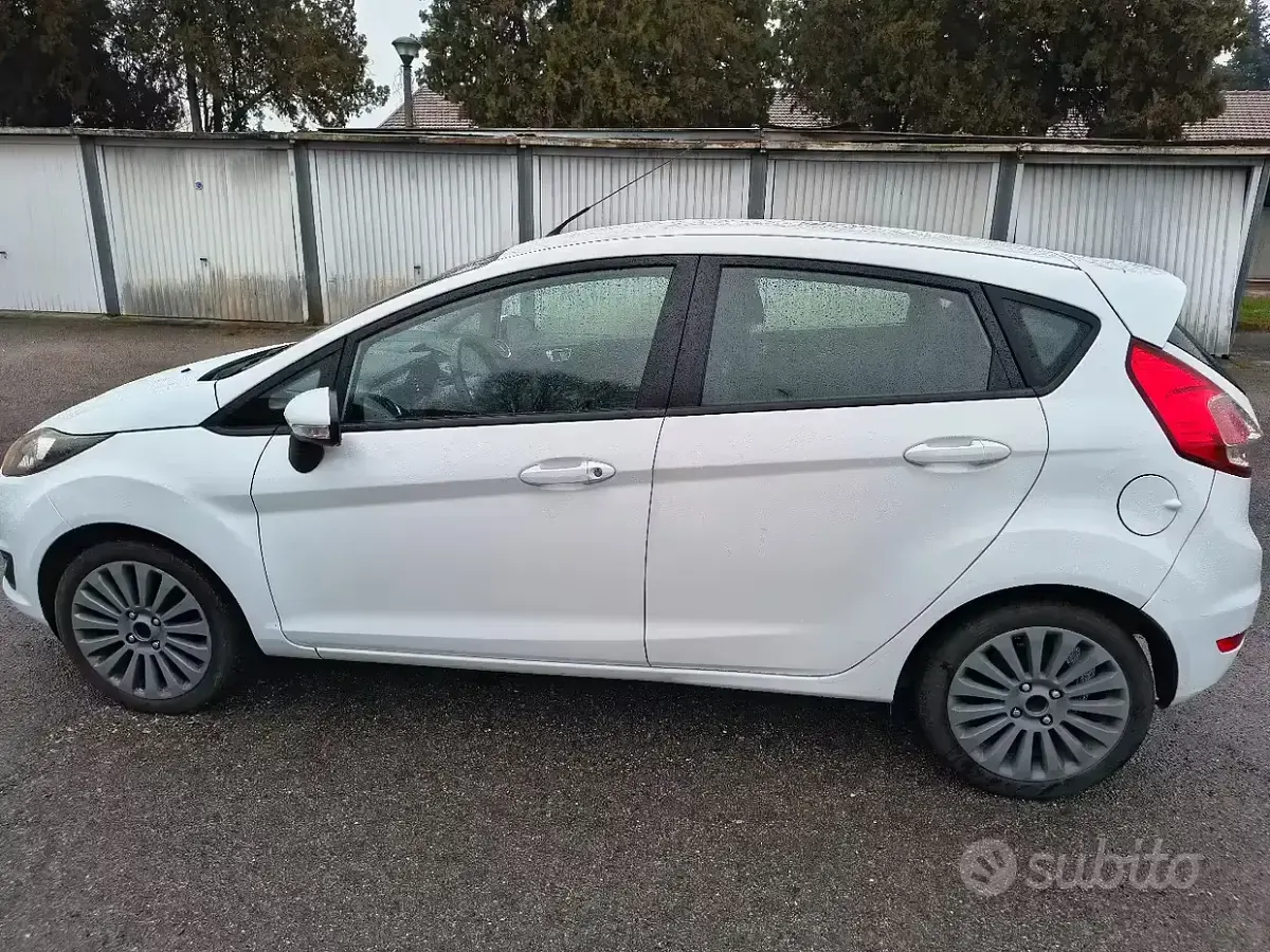 Usata Ford Fiesta 75 CV (55 kW) 2013 Bianco Utilitaria