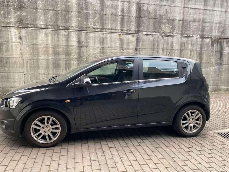 Nero pastello Usata 2012 Chevrolet Aveo LS Tre volumi | 5500 € (Buon prezzo) - Immagine 1/4