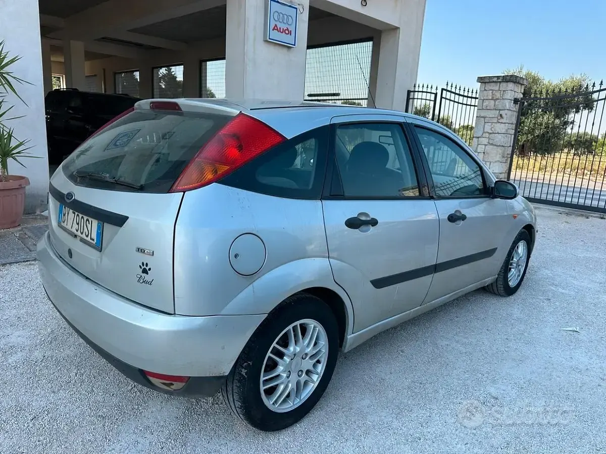 Usata Ford Focus Ambiente 116 CV (85 kW) 2001 Grigio Berlina