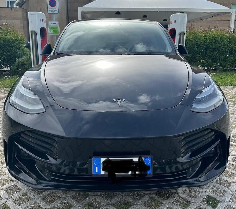 Usata Tesla Model Y Performance 392 kW (534 CV) 2024 Nero SUV