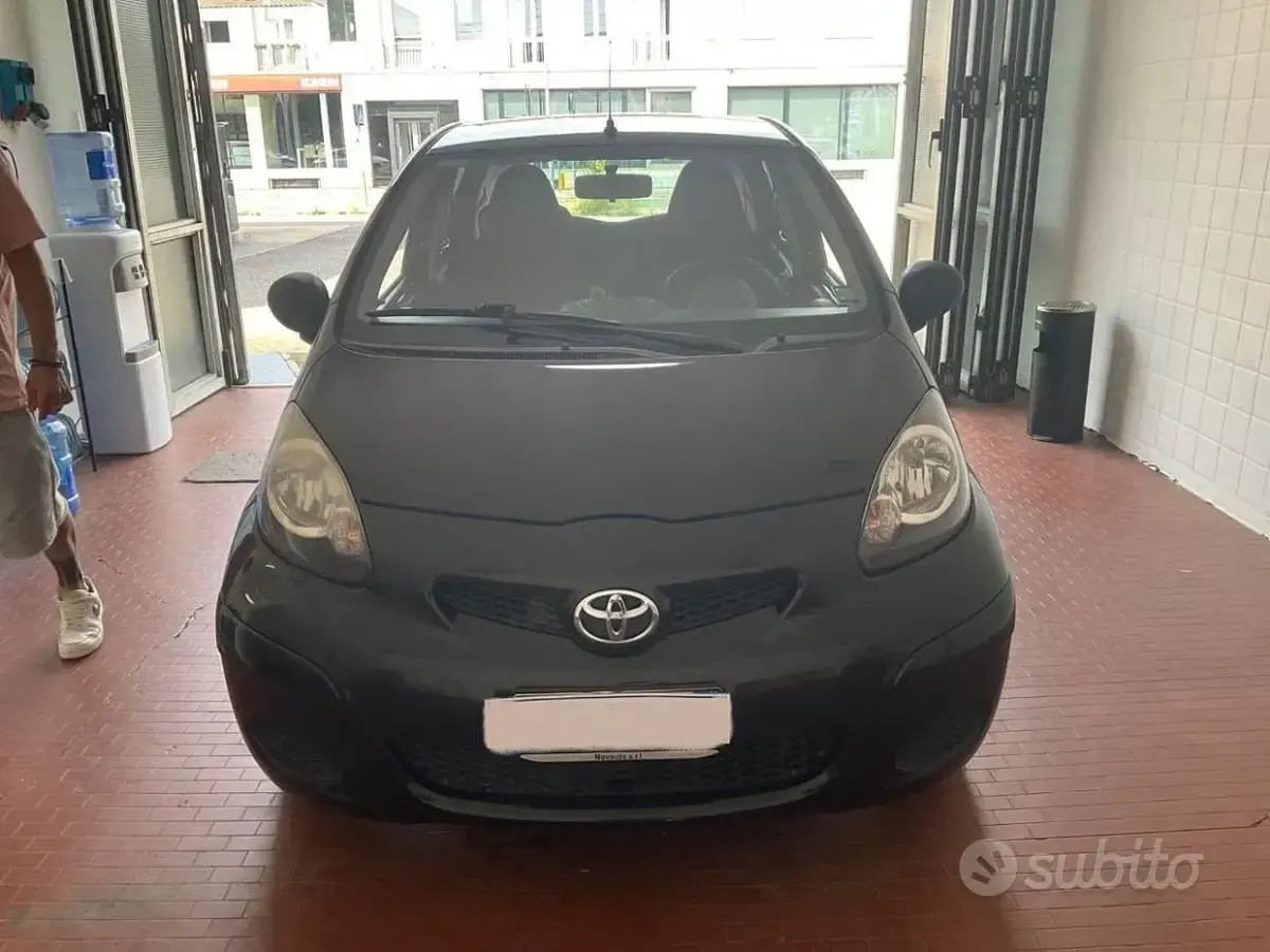 Usata Toyota Aygo 68 CV (50 kW) 2009 Nero Utilitaria