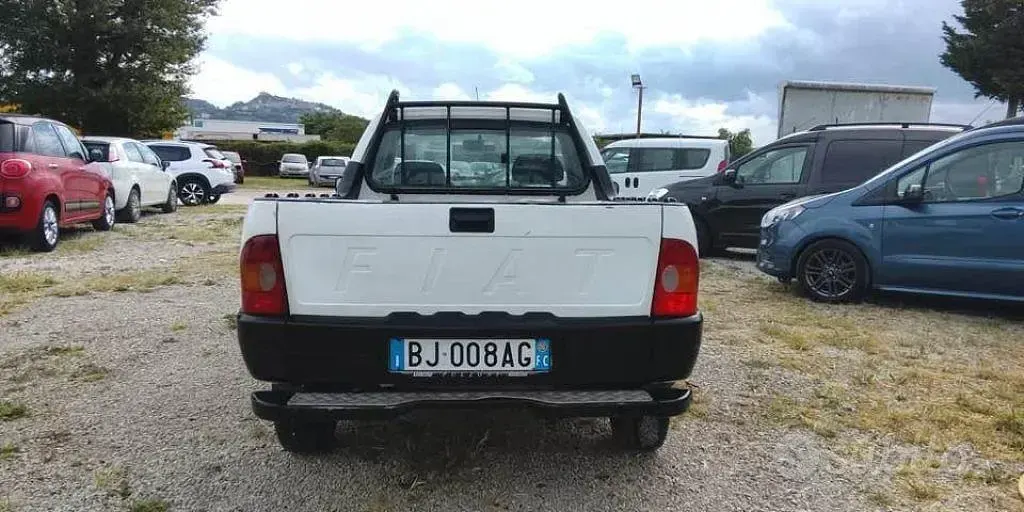 Gebraucht Fiat Strada 69 PS (50 kW) 2000 Weiß Pickup
