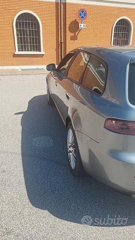 Usata Alfa Romeo 159 150 CV (110 kW) 2010 Marrone Station wagon