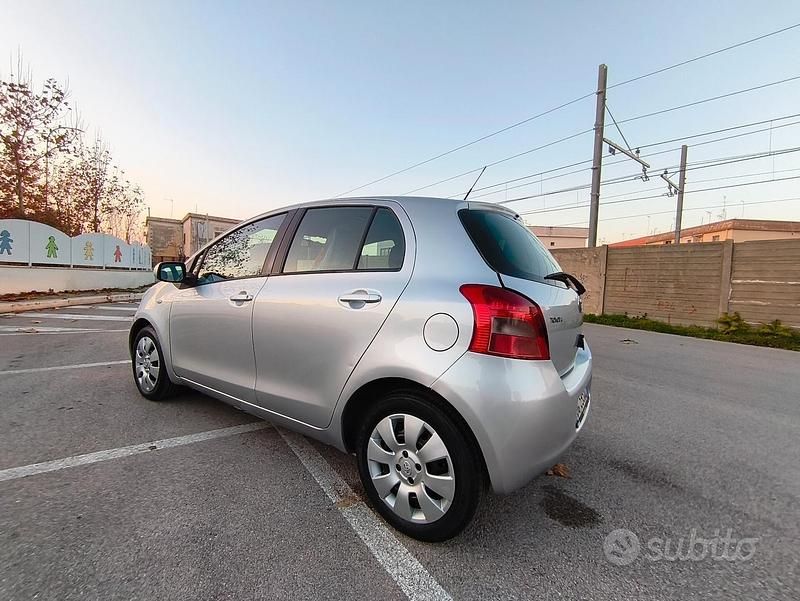 Usata Toyota Yaris 69 CV (50 kW) 2007 Grigio Berlina