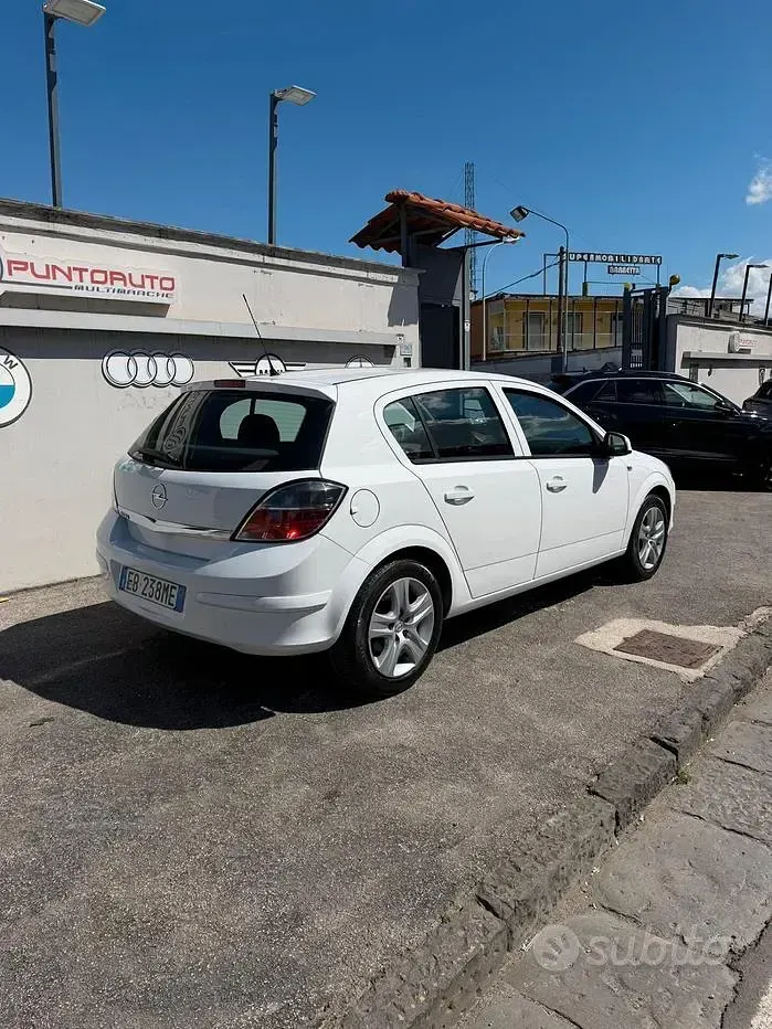 Usata Opel Astra Enjoy 88 CV (64 kW) 2010 Bianco Berlina
