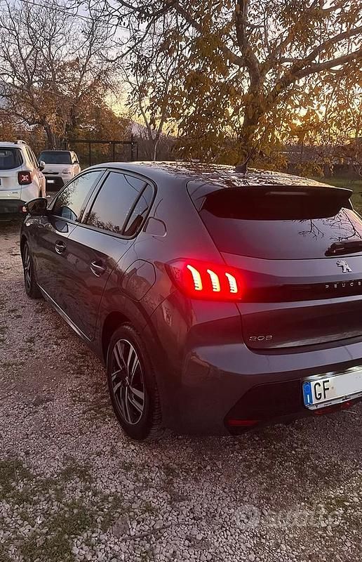 Usata Peugeot 208 Allure 101 CV (74 kW) 2023 Grigio Utilitaria