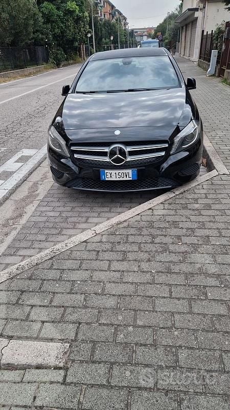 Nero Usata 2014 Mercedes A180 Due volumi | 8500 € (Buon prezzo) - Immagine 1/4