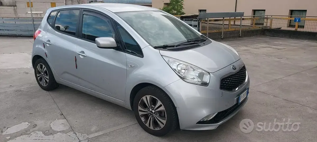 Usata Kia Venga 90 CV (66 kW) 2018 Grigio Utilitaria