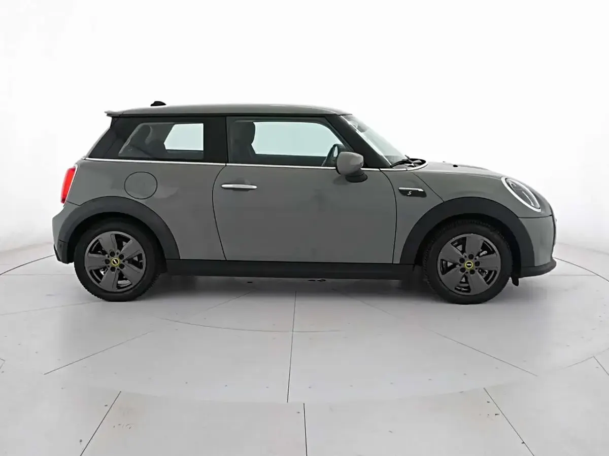 Usata Mini Cooper SE Essential 135 kW (184 CV) 2022 Moonwalk grey Utilitaria
