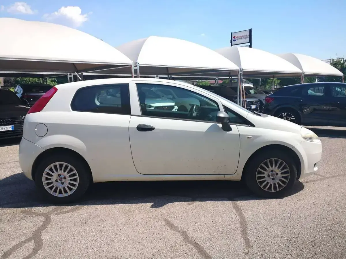 Usata Fiat Grande Punto 69 CV (50 kW) 2012 Bianco Utilitaria