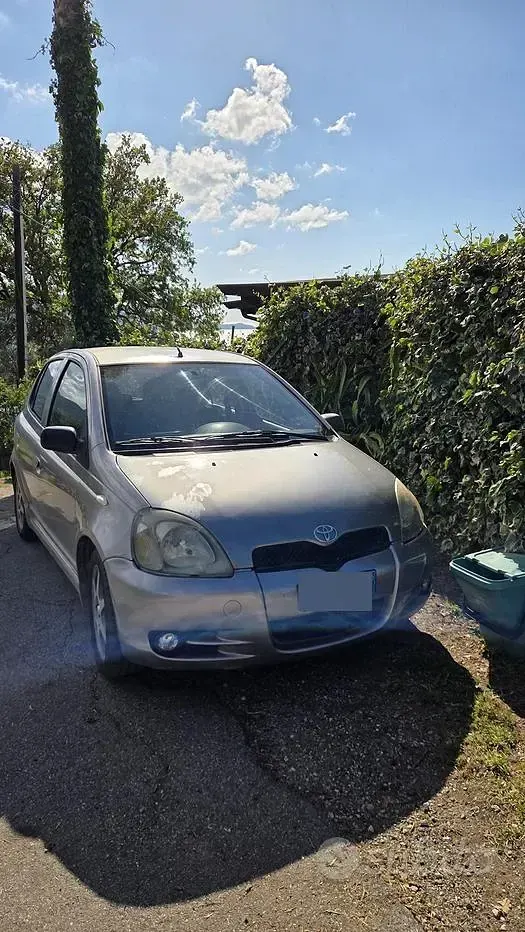 Usata Toyota Yaris 106 CV (77 kW) 2002 Grigio Berlina