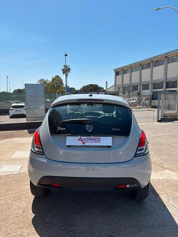 Usata Lancia Ypsilon Silver 69 CV (50 kW) 2021 Argento Utilitaria