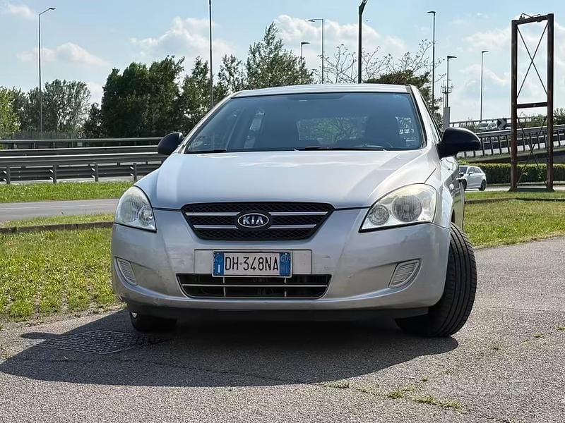 Usata Kia Ceed 90 CV (66 kW) 2007 Grigio Utilitaria