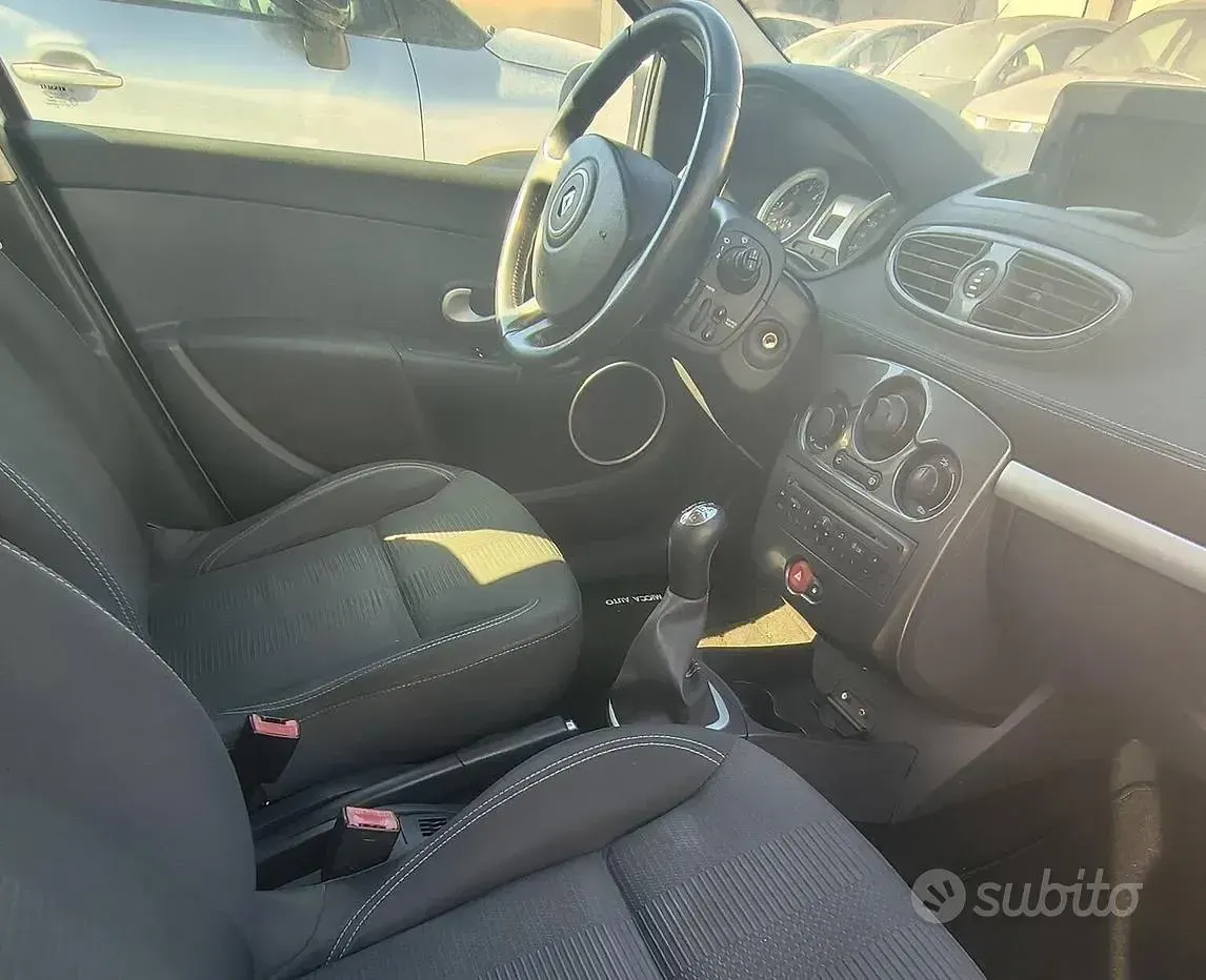 Usado Renault Clio II 75 CV (55 kW) 2011 Gris Berlina