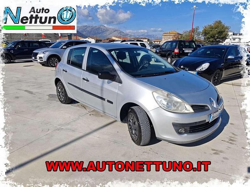 Usata Renault Clio II Dynamique 75 CV (55 kW) 2007 Arancione Berlina