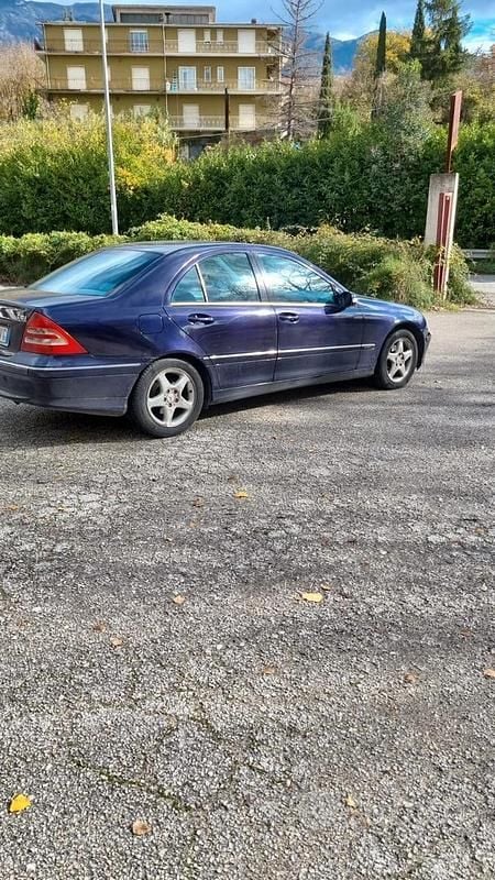 Begagnad Mercedes C220 129 HK (94 kW) 2004 Blå Sedan