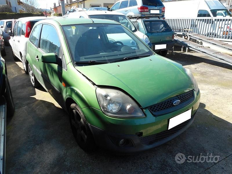 Usata Ford Fiesta 67 CV (49 kW) 2006 Verde Utilitaria