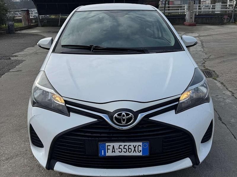 Usata Toyota Yaris Active 69 CV (50 kW) 2015 Bianco Utilitaria