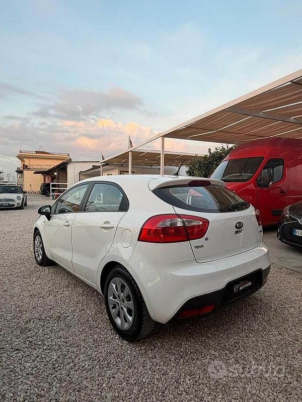 Usata Kia Rio 90 CV (66 kW) 2014 Bianco Berlina