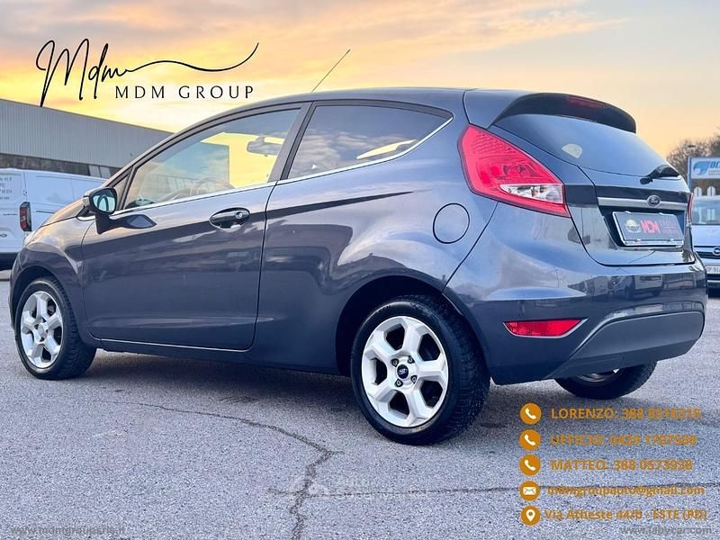 Usata Ford Fiesta Titanium 82 CV (60 kW) 2010 Gray Berlina