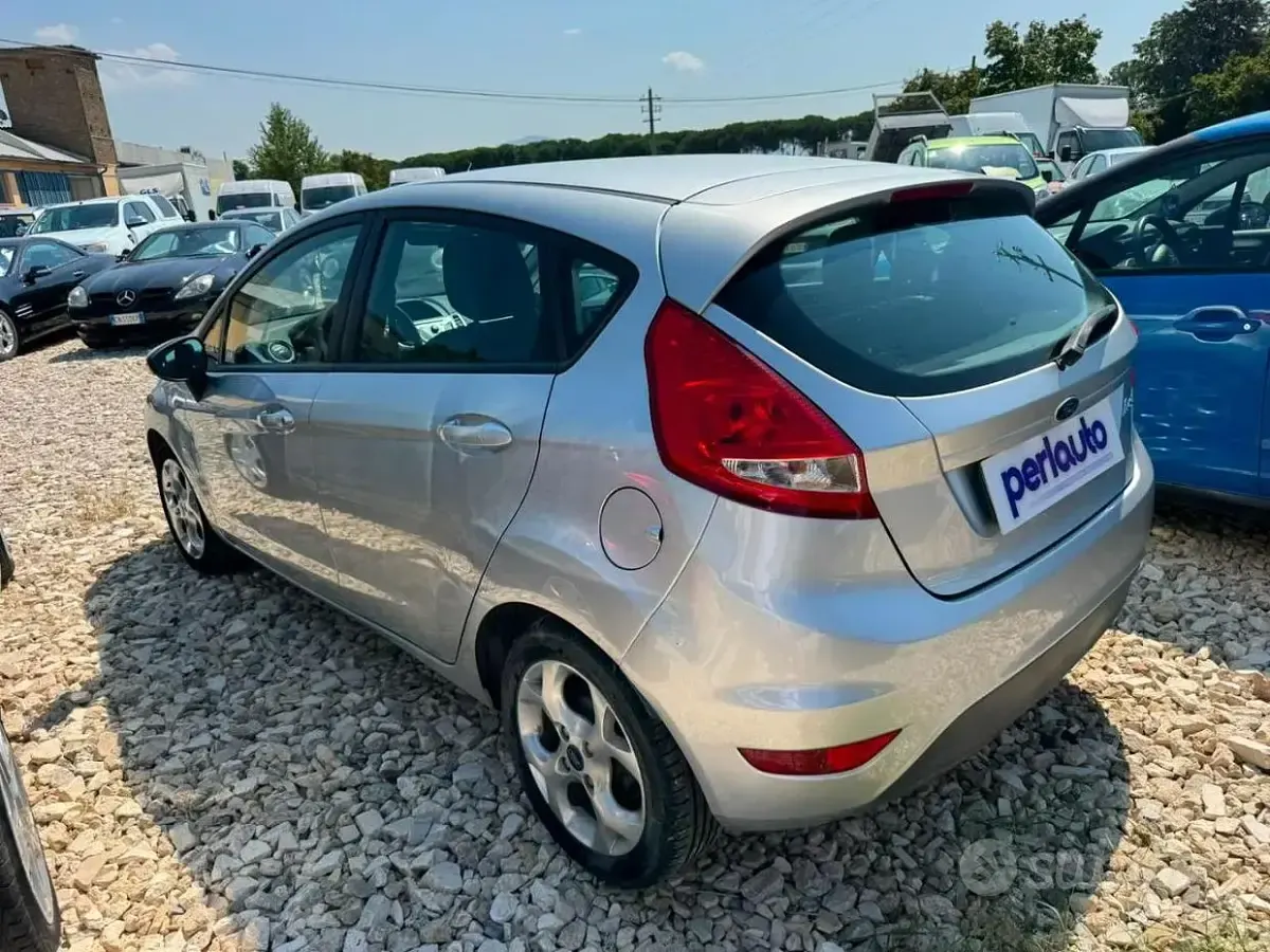 Usata Ford Fiesta 97 CV (71 kW) 2012 Grigio Berlina