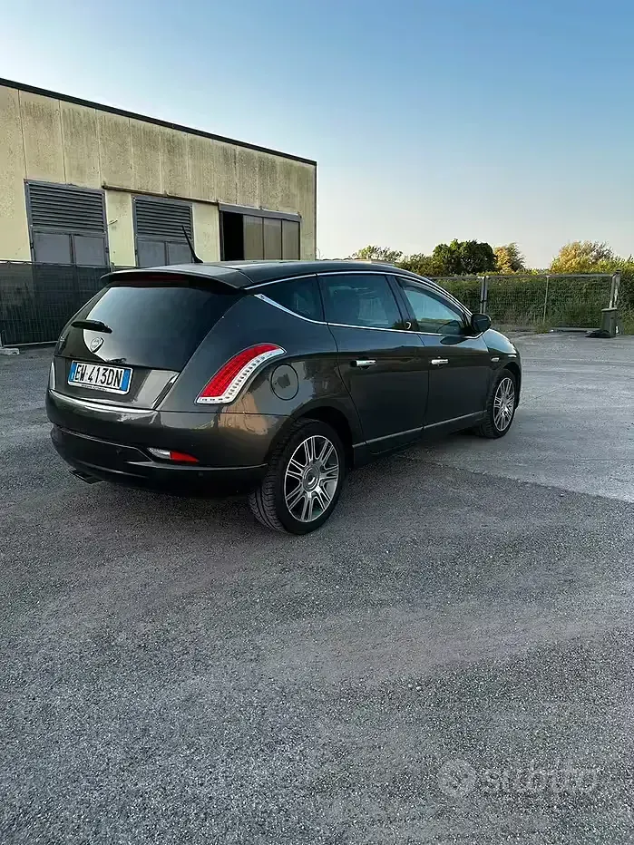 Usata Lancia Delta Gold 120 CV (88 kW) 2014 Grigio Utilitaria