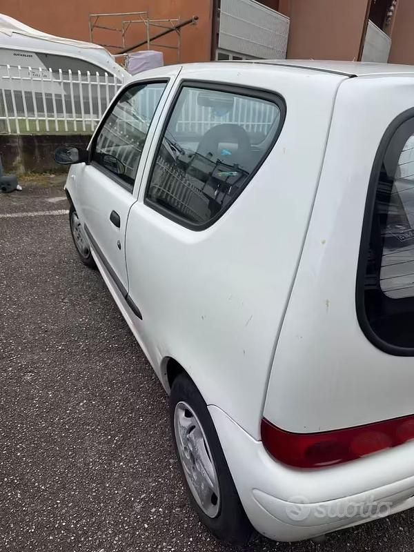 Usata Fiat 600 54 CV (39 kW) 2004 Bianco Berlina