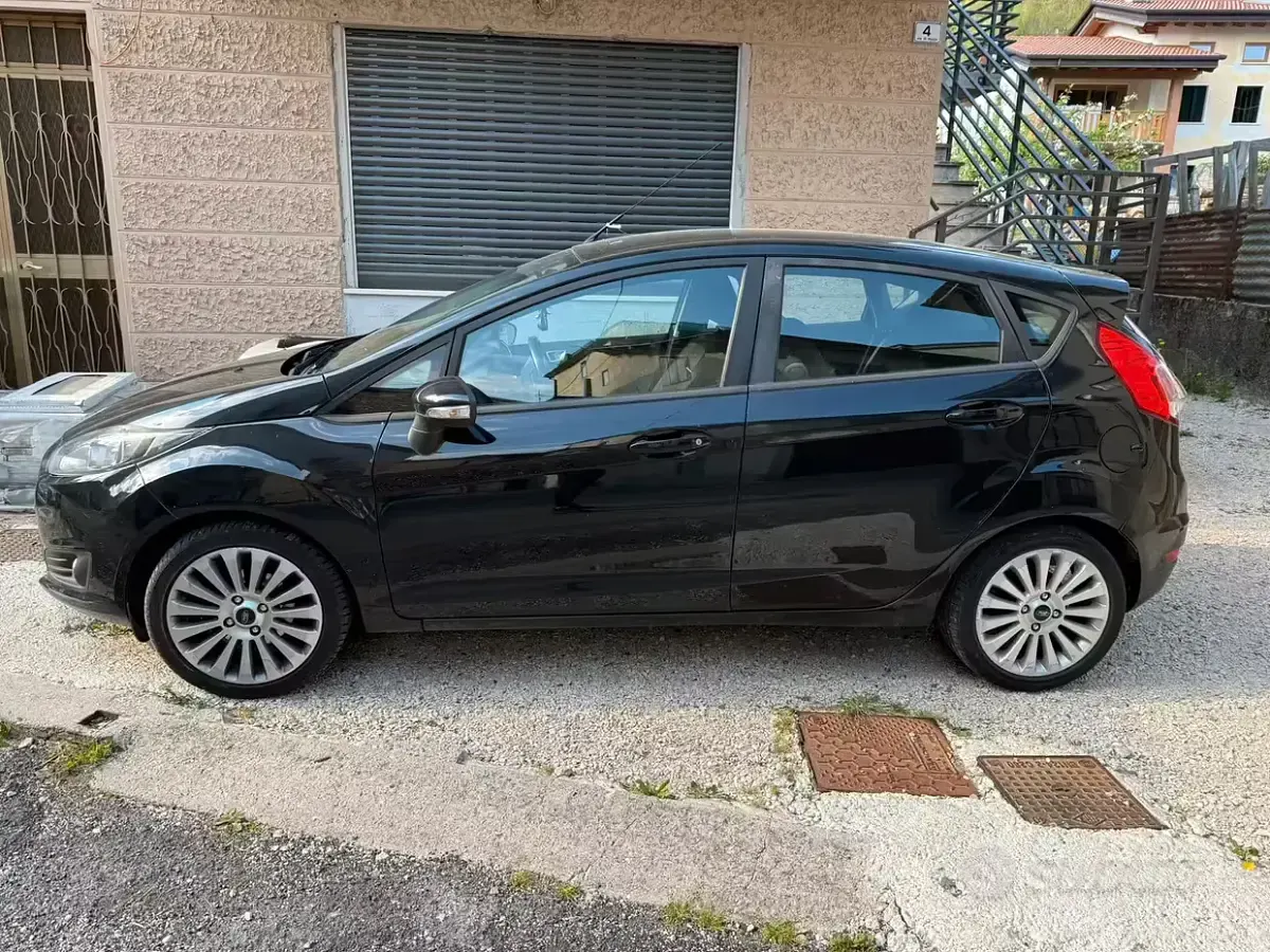 Gebraucht Ford Fiesta 75 PS (55 kW) 2016 Schwarz Kleinwagen