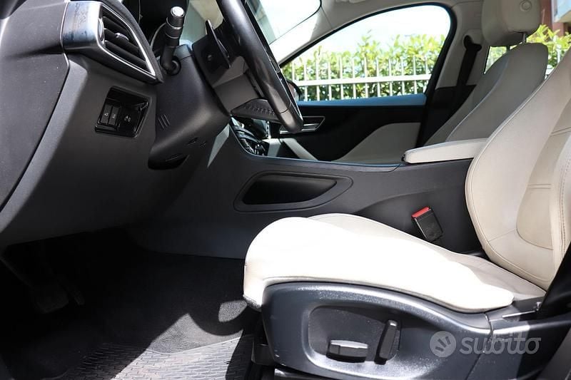 Begagnad Jaguar F-Pace Portfolio 180 HK (132 kW) 2017 Blå SUV