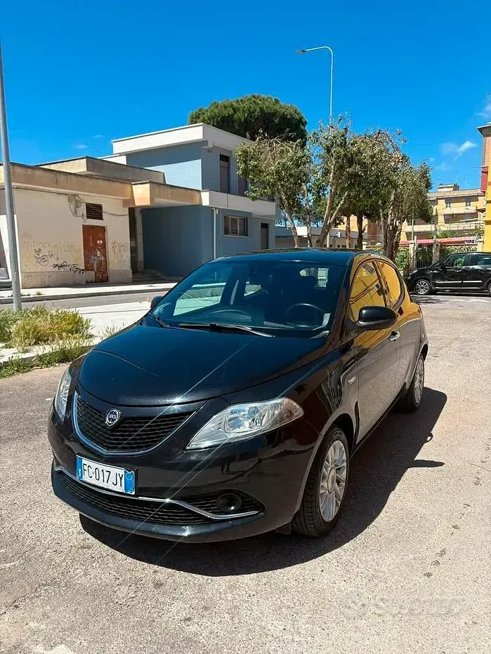 Usata Lancia Ypsilon 95 CV (69 kW) 2016 Nero Utilitaria