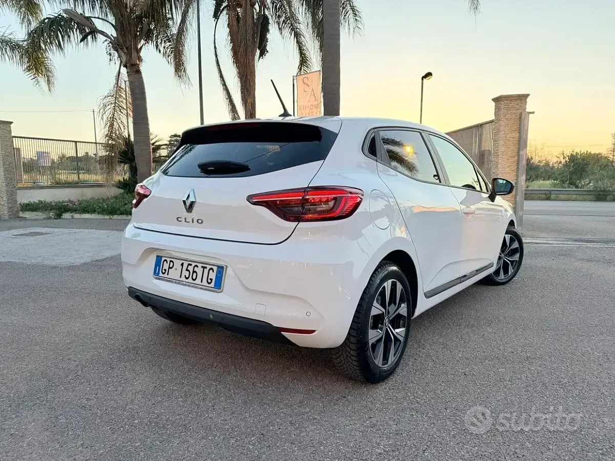 Usata Renault Clio Evolution 100 CV (73 kW) 2023 Bianco Utilitaria