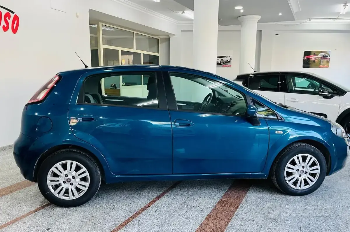 Usata Fiat Punto Lounge 77 CV (56 kW) 2012 Blu Utilitaria
