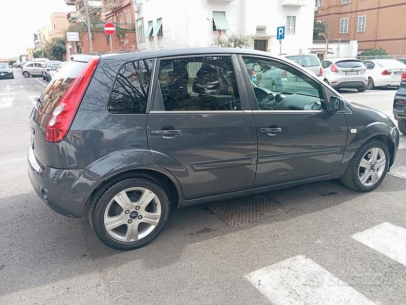 Usata Ford Fiesta Titanium 75 CV (55 kW) 2008 Blu Utilitaria