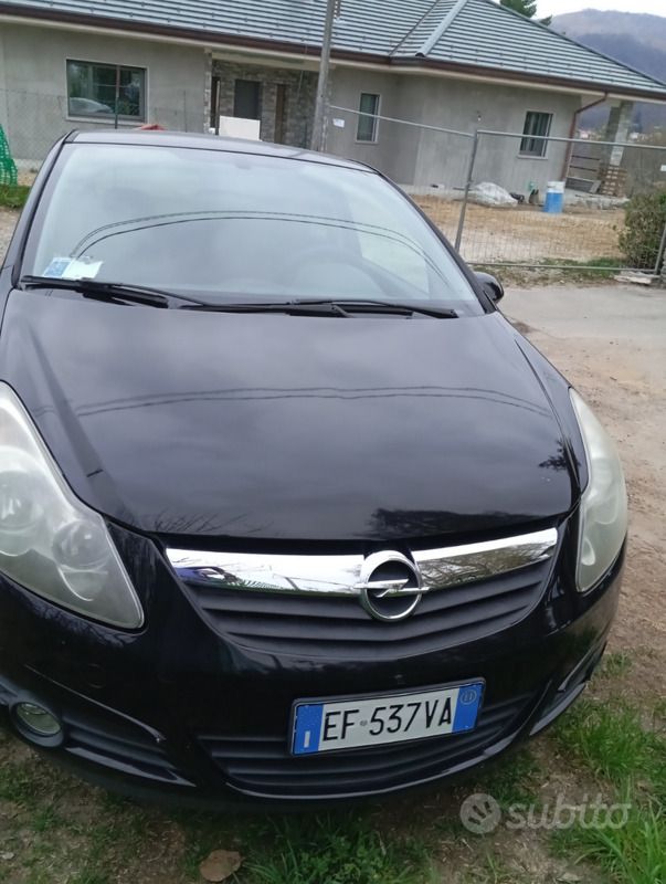 Nero Usata 2011 Opel Corsa Due volumi | 3900 € (Buon prezzo) - Immagine 1/4