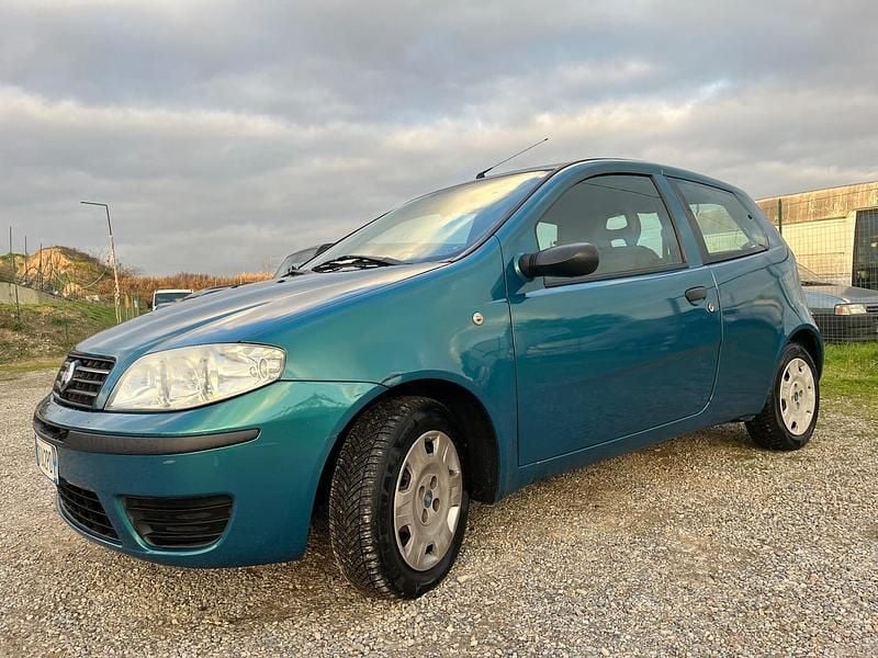 Usata Fiat Punto Dynamic 69 CV (50 kW) 2005 Verde Berlina