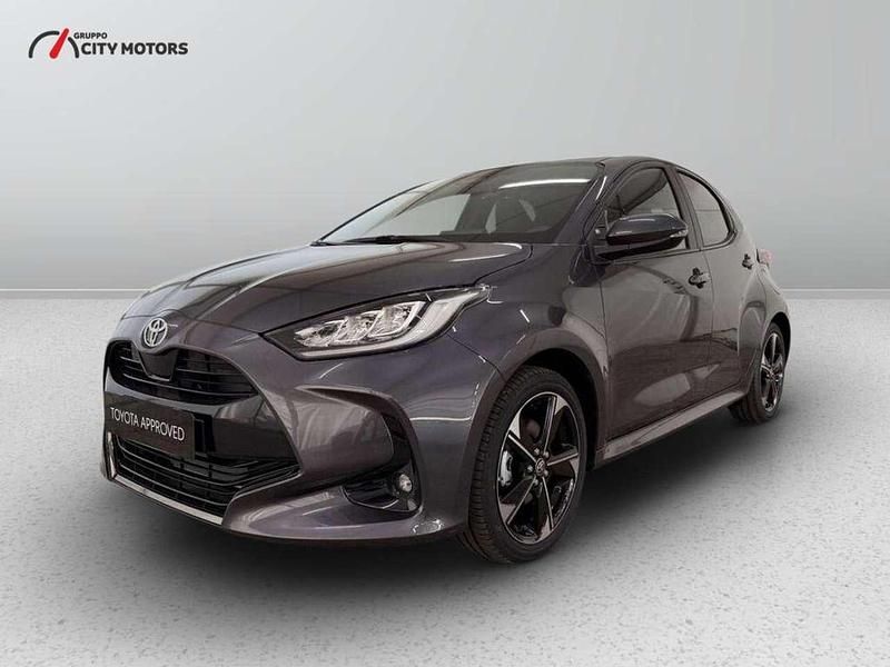 Nuova Toyota Yaris Hybrid Lounge 131 CV (96 kW) 2026 Dark grey met Berlina