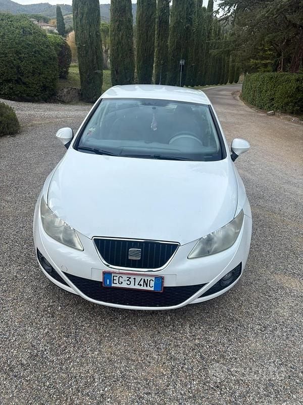 Bianco Usata 2010 Seat Ibiza Style Tre volumi | 4000 € (Buon prezzo) - Immagine 1/4