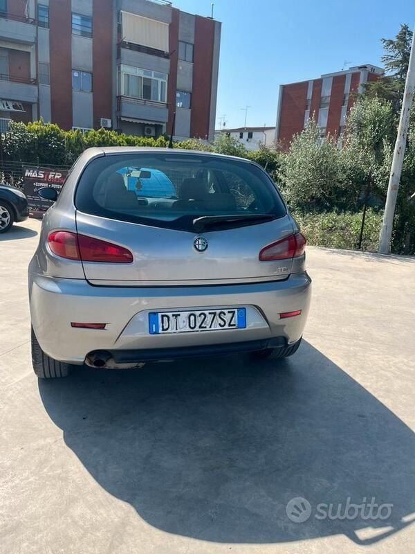 Usata Alfa Romeo 147 Distinctive 120 CV (88 kW) 2009 Grigio Utilitaria