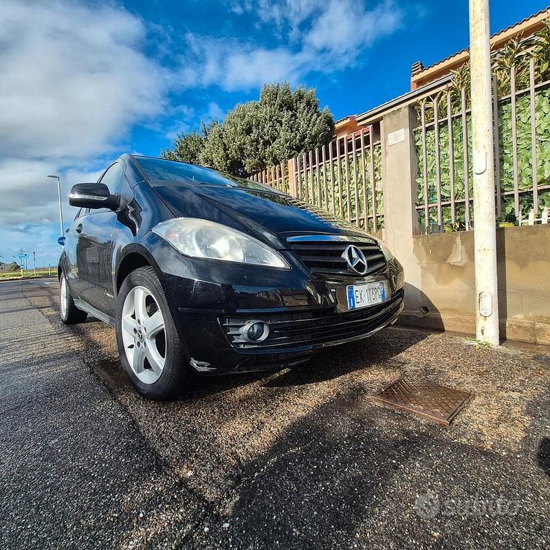 Nero Usata 2011 Mercedes A180 Tre volumi | 5000 € (Cara) - Immagine 1/4