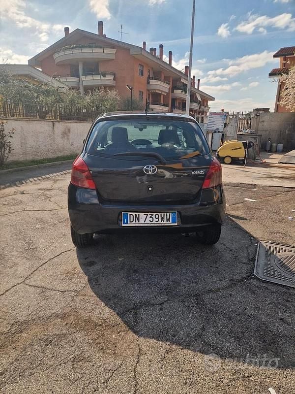 Usata Toyota Yaris 90 CV (66 kW) 2008 Nero Utilitaria