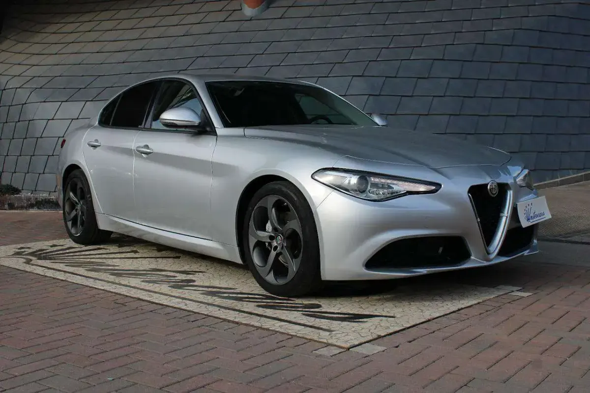 Usata Alfa Romeo Giulia Super 150 CV (110 kW) 2018 Argento Berlina