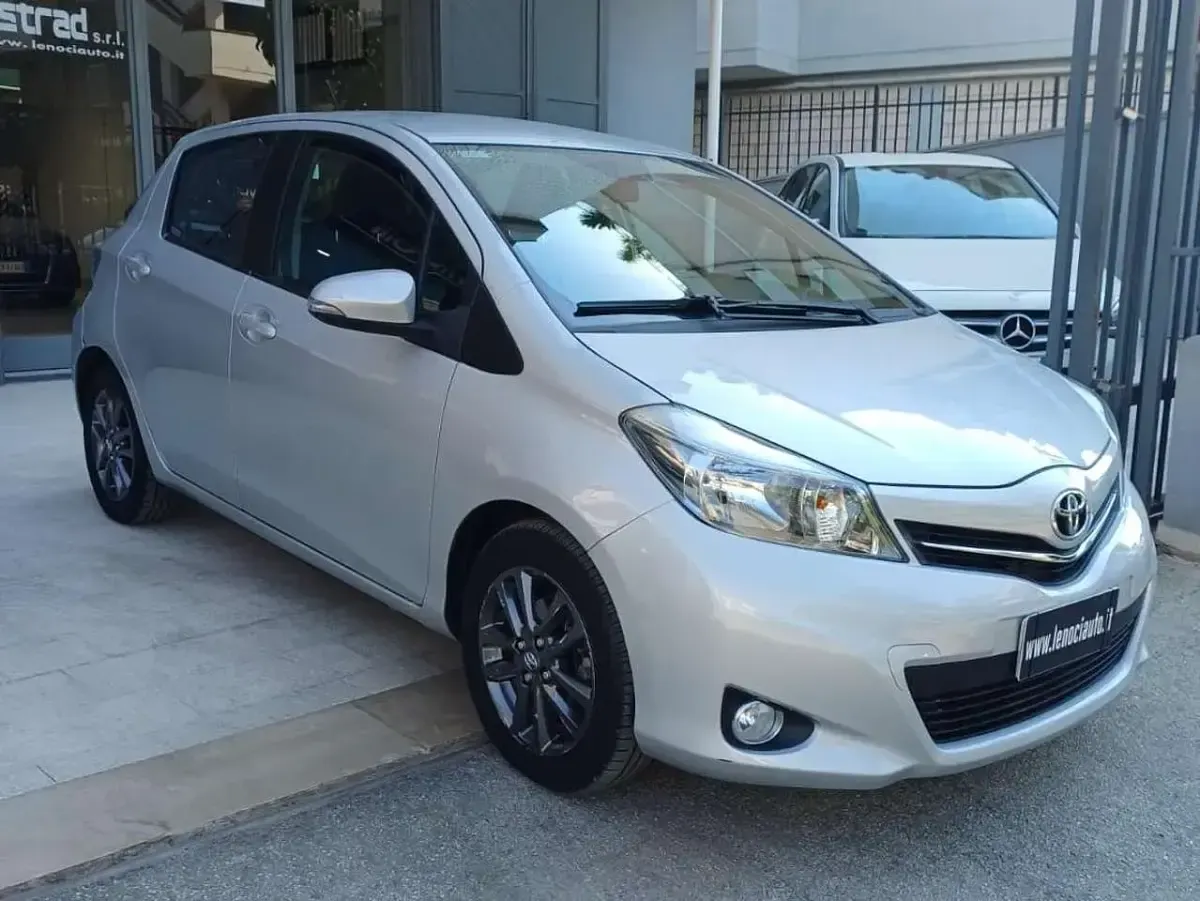 Usata Toyota Yaris Active 69 CV (50 kW) 2014 Argento Utilitaria