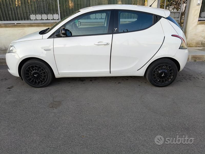 Usata Lancia Ypsilon 69 CV (50 kW) 2015 Bianco Utilitaria