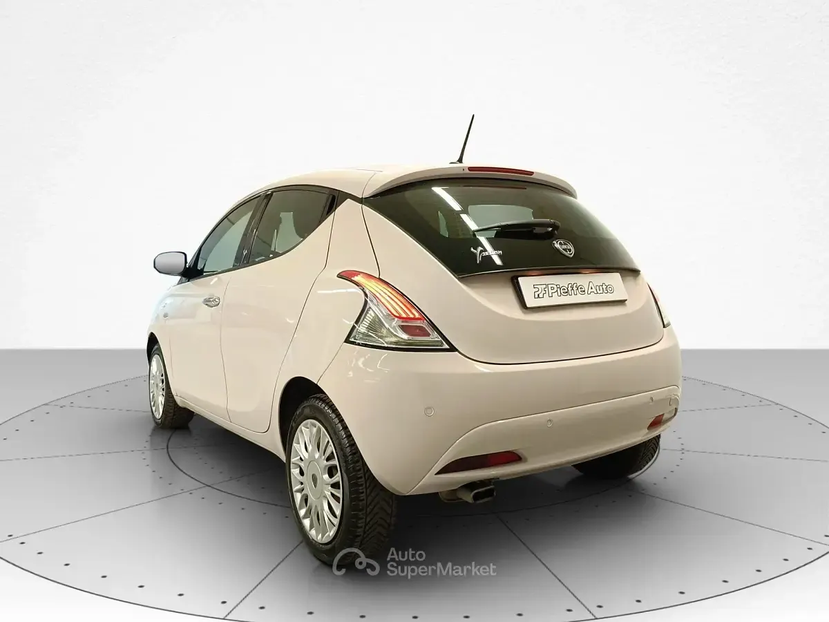 Usata Lancia Ypsilon Gold 95 CV (69 kW) 2017 Bianco Utilitaria